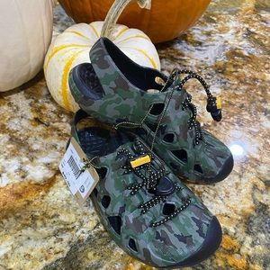NWT Camo Del Rio Keen 11.0 kids